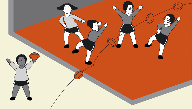Therese hält mit erhobenen Armen einen Rugbyball. Im Hintergrund spielen junge Frauen Rugby.